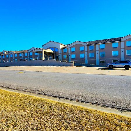 Fairbridge Inn & Suites Canadian エクステリア 写真