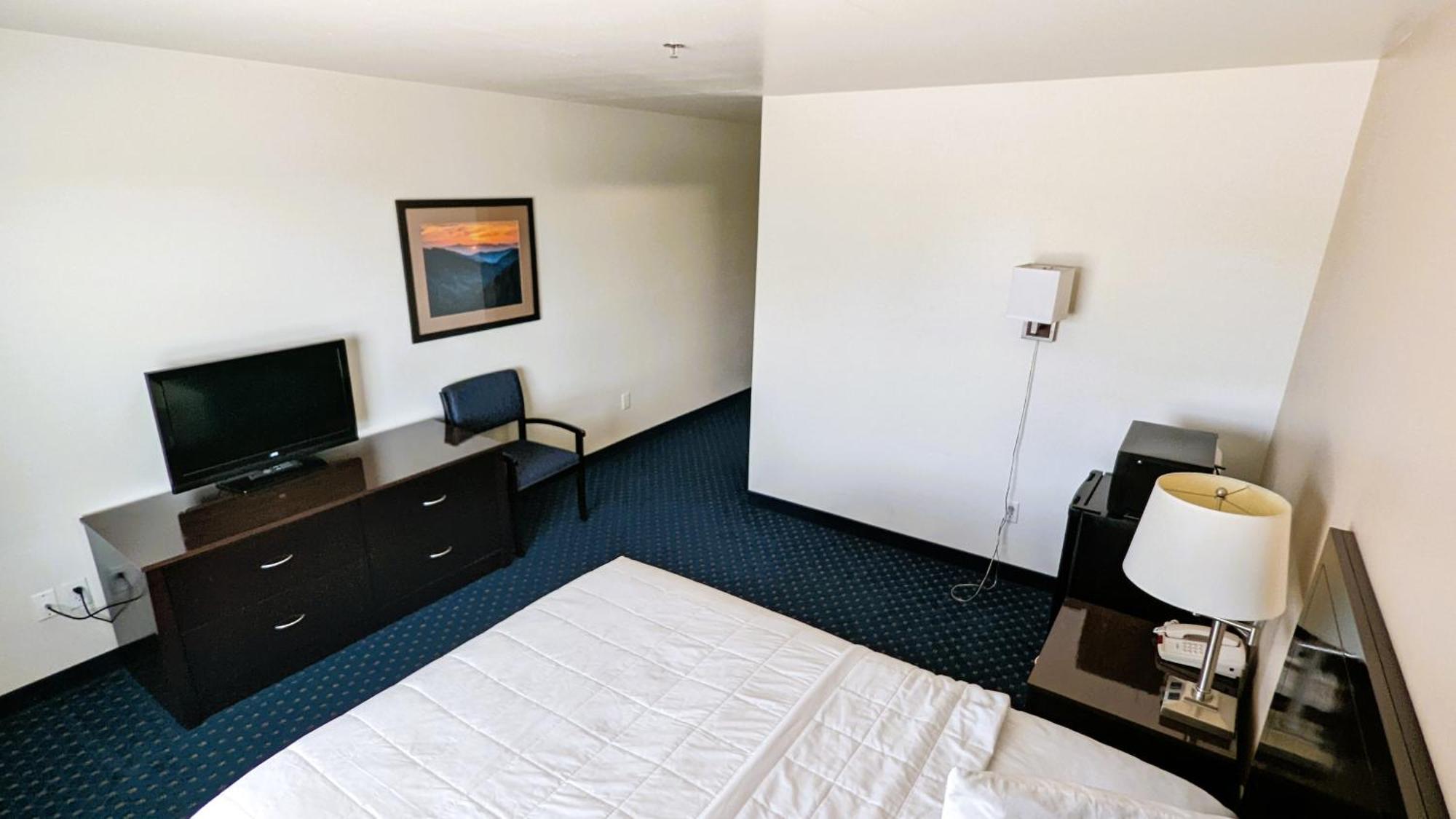 Fairbridge Inn & Suites Canadian エクステリア 写真