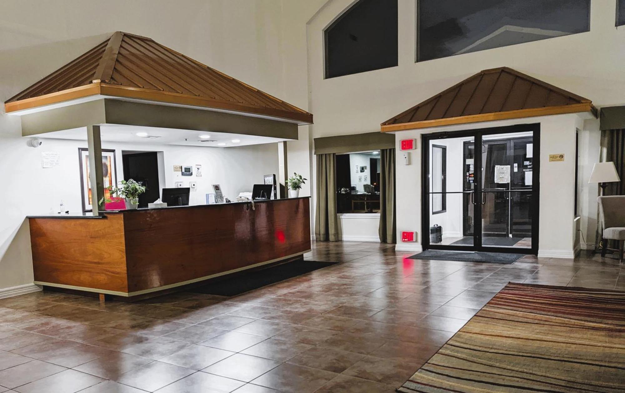 Fairbridge Inn & Suites Canadian エクステリア 写真