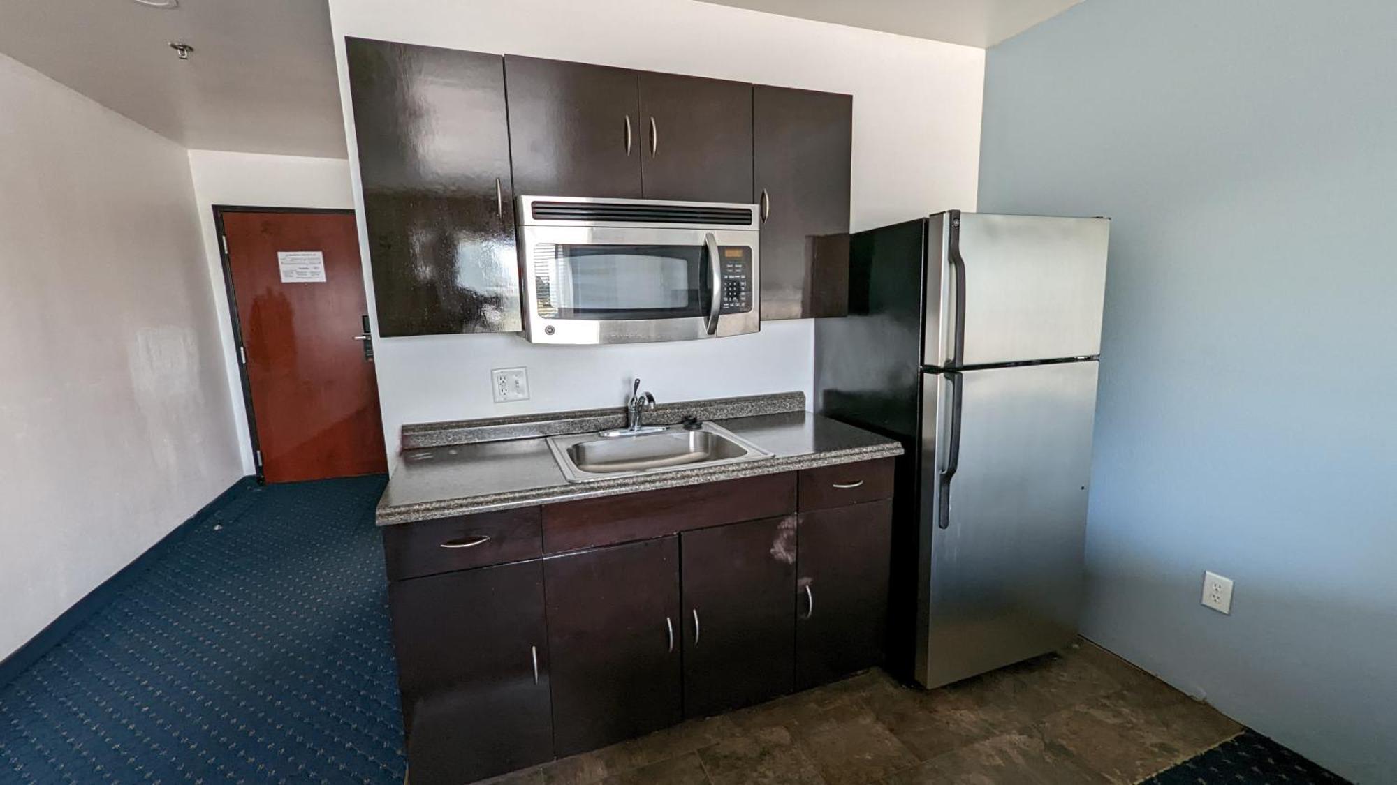 Fairbridge Inn & Suites Canadian エクステリア 写真